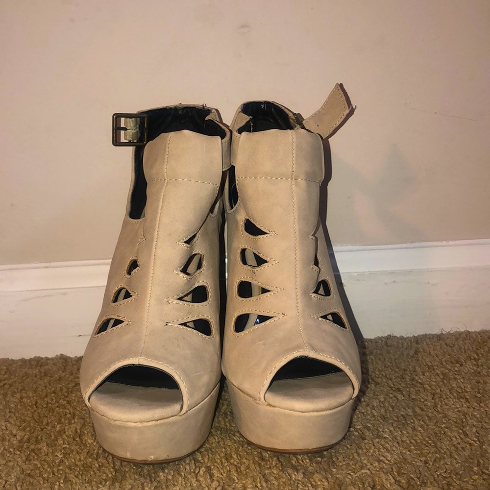 Tan wedges (Qupid)